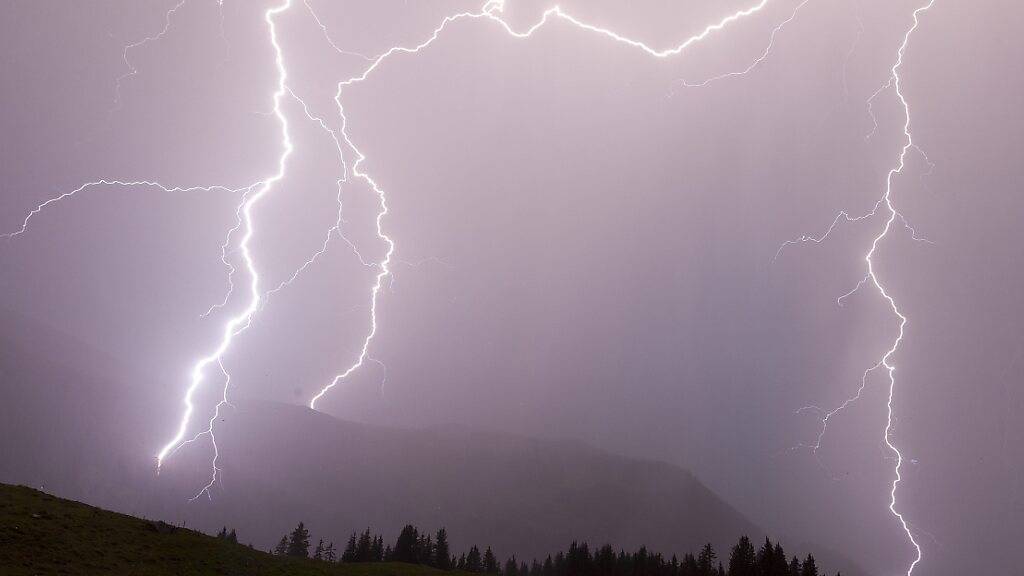 Blitzsalven entladen sich über den Alpen. (Archivbild)