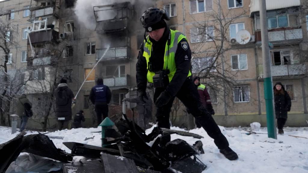 ARCHIV - Ein ukrainischer Polizist untersucht Fragmente einer russischen Drohne. Foto: Andrii Marienko/AP/dpa/Archivbild