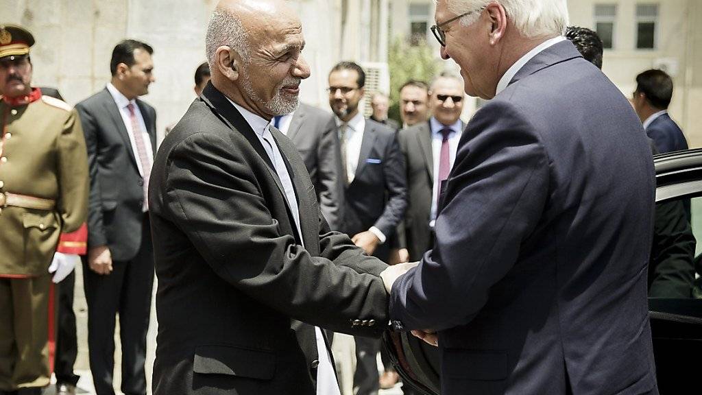 Bundespräsident Steinmeier (rechts) beim Empfang durch den afghanischen Präsidenten Ghani in Kabul.