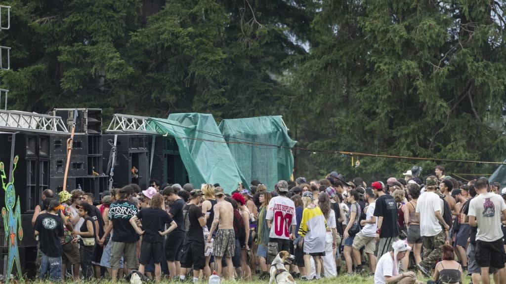 Bevor sie sich in der Nacht von Freitag auf Samstag auf einer Weide oberhalb von Malleray BE niederliessen, hatten die Feiernden versucht, ihre illegale Veranstaltung in Soulce JU zu organisieren. (Archivbild)