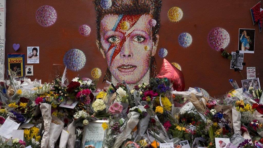 Andenken an David Bowie in London - die sterblichen Überreste des Sängers sollen auf der Insel Bali ihre letzte Ruhe finden. (Archiv)