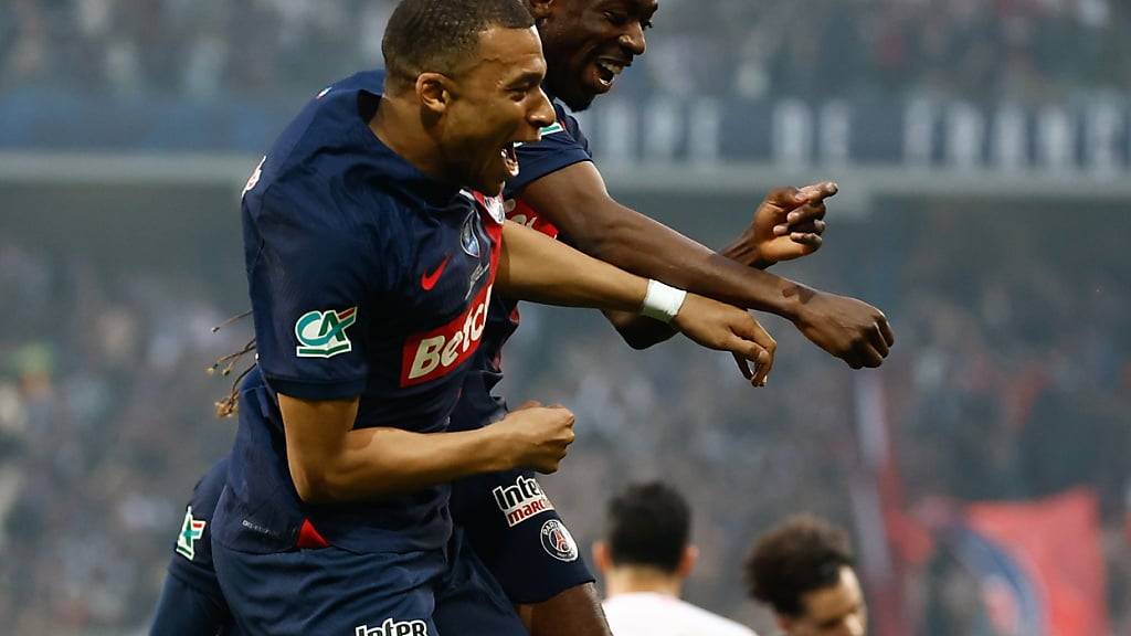 Ousmane Dembélé und Kylian Mbappé feiern den Cupsieg
