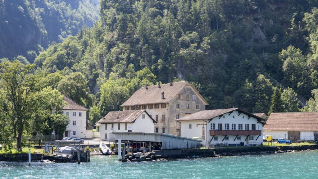 Eine Seeansicht des ehemaligen Areals der Sprengstofffabrik Cheddite in Isleten zwischen Seedorf und Bauen am Urnersee.