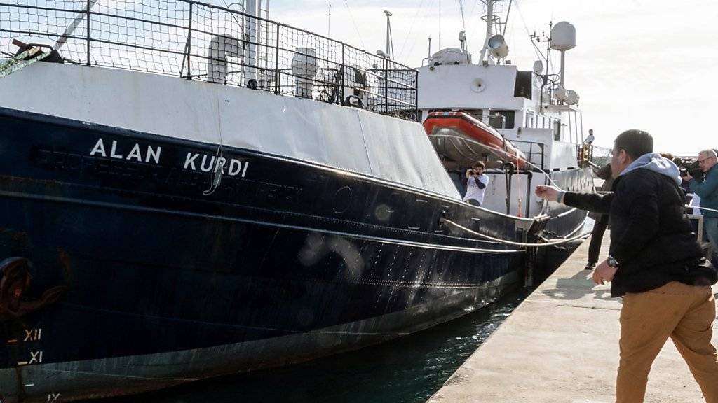 Wieder in See gestochen: Das Rettungsschiff «Alan Kurdi» der deutschen Hilfsorganisation Sea-Eye, hier bei der Namensänderung. Der neue Name erinnert an einen ertrunkenen dreijährigen Flüchtling