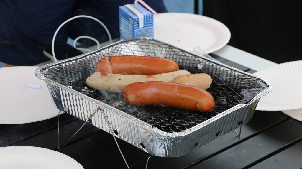 Diese Würste sind nach zwei Stunden Grillzeit wahrscheinlich nicht mehr geniessbar. (Bild: FM1Today/Nina Müller)