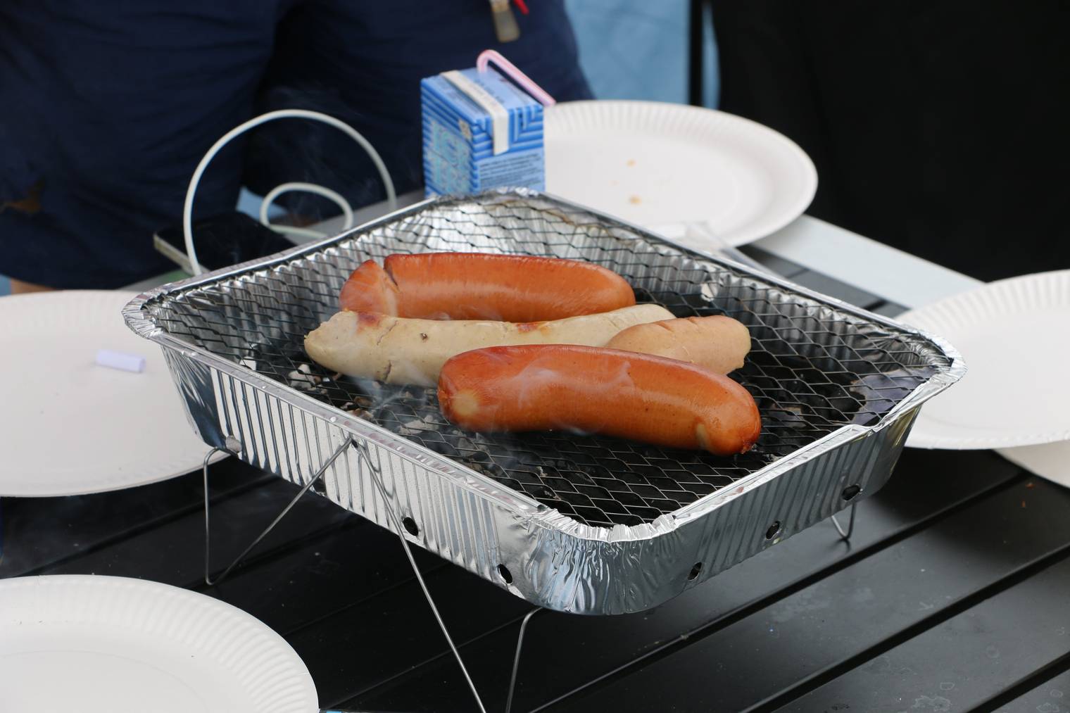 Diese Würste sind nach zwei Stunden Grillzeit wahrscheinlich nicht mehr geniessbar. (Bild: FM1Today/Nina Müller)