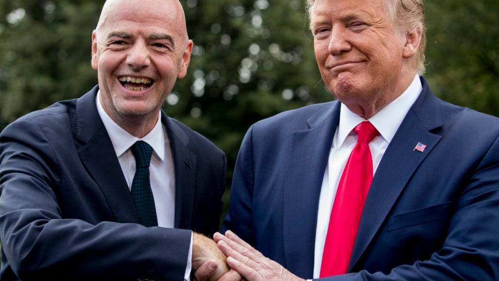 ARCHIV - Gianni Infantino (l), FIFA-Präsident, und Donald Trump, Präsident der USA, geben sich vor Medienvertretern auf dem Südrasen vom Weißen Haus die Hand. Foto: Andrew Harnik/AP/dpa