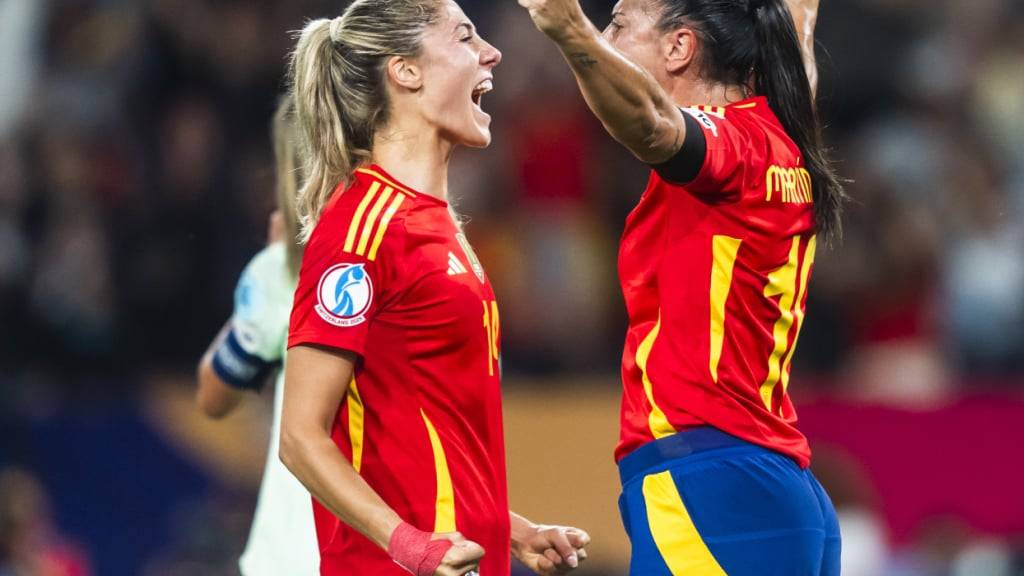 Pure Freude: Spaniens Torschützin Cristina Martin-Prieto (re.) jubelt mit Laia Aleixand über das 5:0