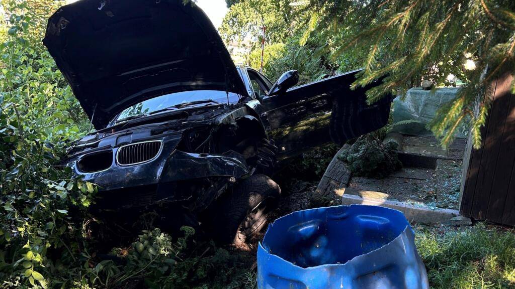 Autofahrer in Samstagern ZH landet nach Unfall in Kleingartenanlage