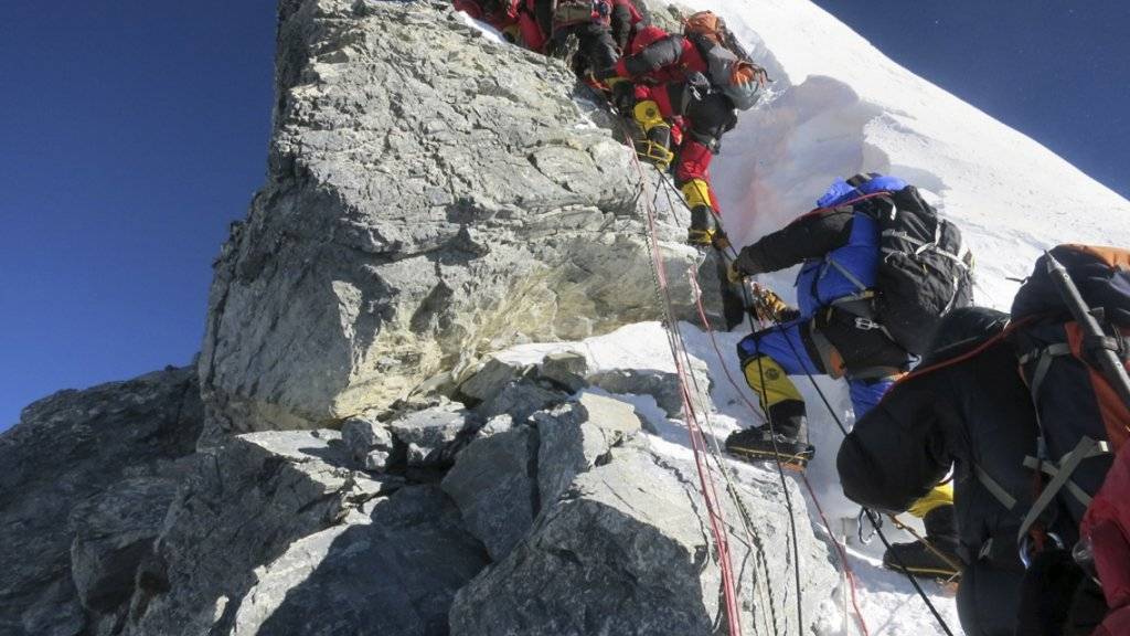 Der Hillary Step - die letzte Schlüsselstelle vor dem Gipfel des Mount Everest. Nach einem Erdbeben ist der Felszacken nun abgebrochen. Die Sicherung der Passage durch Seile dürfte künftig schwieriger sein.