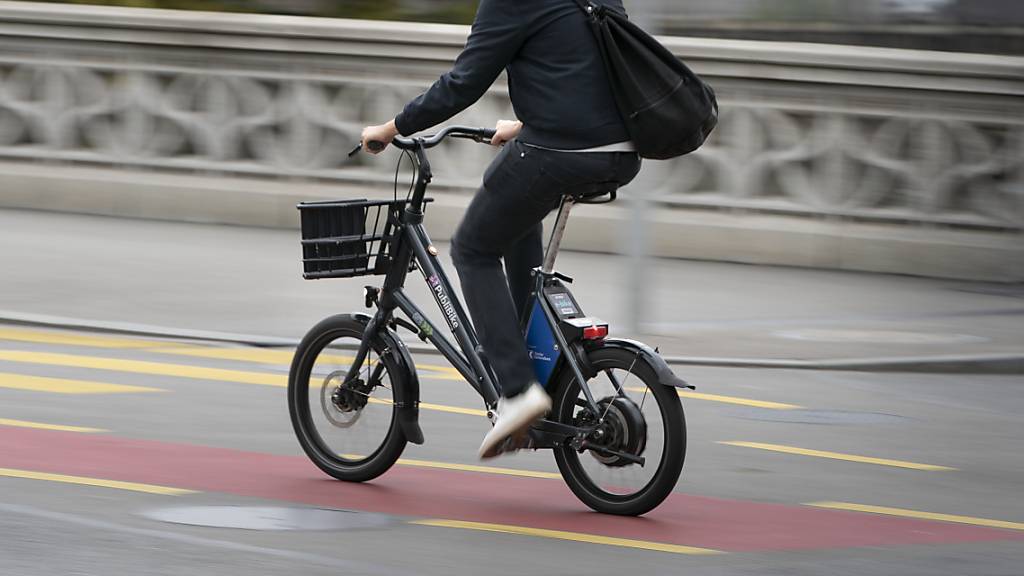 Der Vorschlag des Bundesrates, das Mindestalter für das Führen von langsamen E-Bikes auf 12 Jahre zu senken, ist in der Vernehmlassung auf ein geteiltes Echo gestossen. (Archivbild)