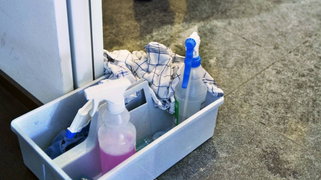 Eine 59-jährige Putzfrau stürzte in einem Gebäude in Wassen UR in die Tiefe. (Symbolbild)