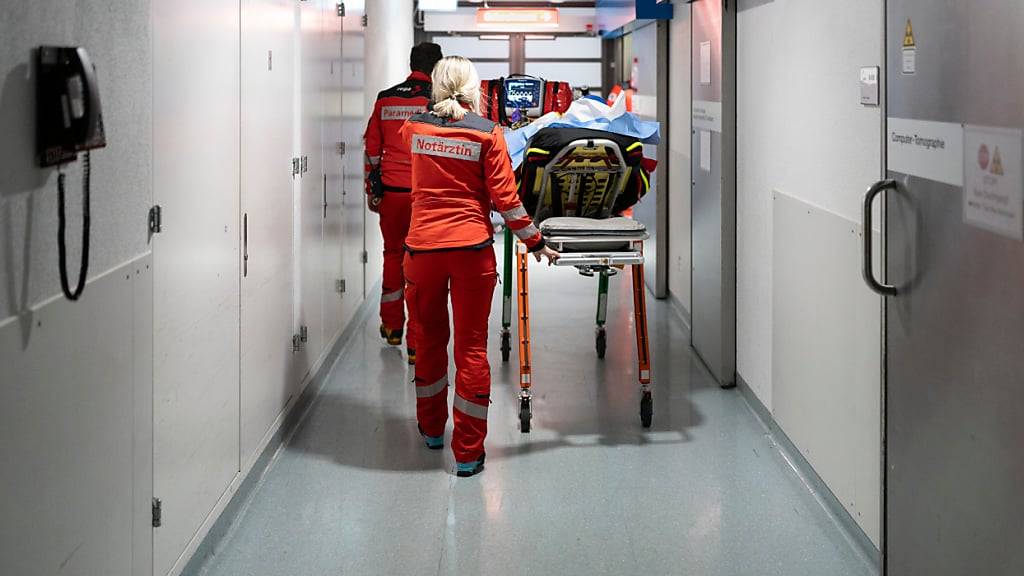 Der verunglückte Mann wurde von der Rega in ein Spital gebracht. (Symbolbild)