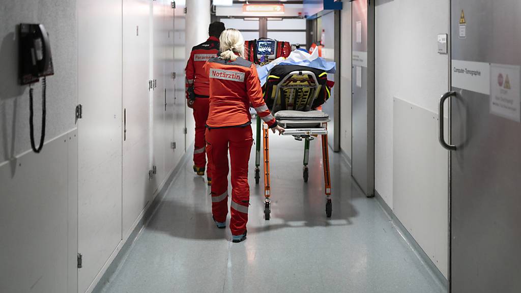 Der verunglückte Mann wurde von der Rega in ein Spital gebracht. (Symbolbild)