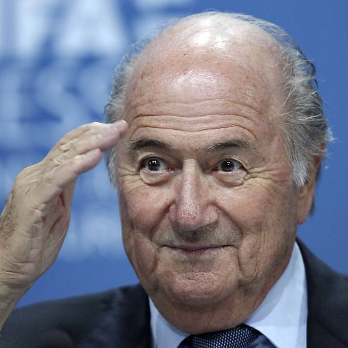 Sepp Blatter gratuliert seinem Nachfolger Infantino