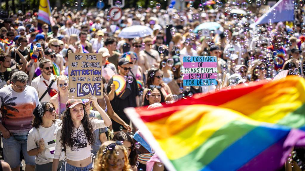 Nicht nur am Tag, sondern auch die ganze Nacht darf an der Pride in Zürich in Gastronomiebetrieben gefeiert werden. (Achrivfoto)