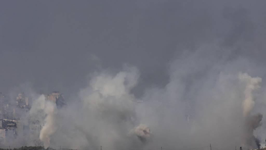 Rauch steigt über dem Gazastreifen auf, während der anhaltenden israelischen Bombardierung, vom Süden Israels aus gesehen. Foto: Ilia Yefimovich/dpa