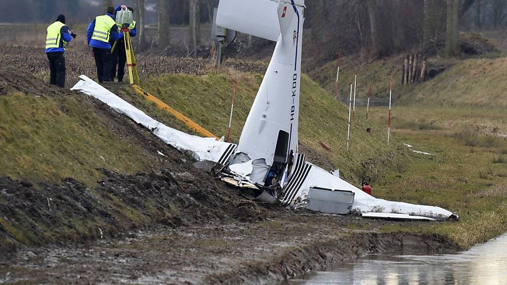 Das Kleinflugzeug stürzte am Rand eines Ackers bei Yverdon-les-Bains VD ab. (Archivbild)