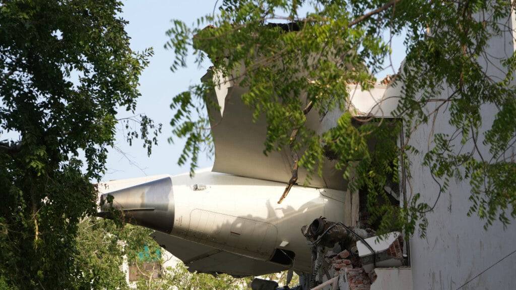 dpatopbilder - Die Trümmer eines Flugzeugs ragen aus einem Gebäude, nachdem es in der nordwestlichen Stadt Ahmedabad im indischen Bundesstaat Gujarat abgestürzt ist. Foto: Ajit Solanki/AP/dpa