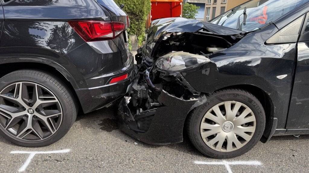 Durch die Auffahrkollision wurde das vordere Auto auf einen Zebrastreifen geschoben, wo es eine Mutter mit Kleinkind erfasste.