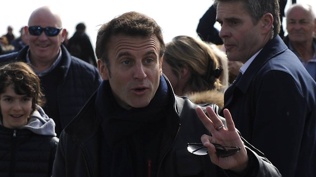 Emmanuel Macron (M), Präsident von Frankreich, der sich mit der zentrischen Partei «La Republique en Marche (LREM)» zur Wiederwahl stellt, gestikuliertnach der ersten Runde der Präsidentschaftswahlen. Foto: Louis Witter/AP/dpa