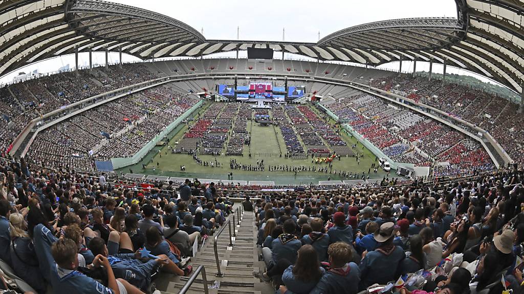 Teilnehmer des Weltpfadfindertreffens nehmen an der Abschlusszeremonie im World Cup Stadium in Seoul teil. Foto: -/Korea Pool/AP/dpa