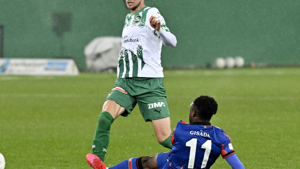 Bénie Traoré trifft den St.Galler Jordi Quintillà am Knöchel und sieht darauf die Rote Karte