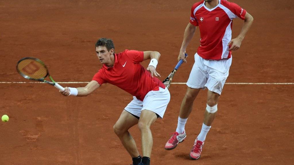 Aus der Balance: Henri Laaksonen (vorne) und Marco Chiudinelli standen gegen das italienische Davis-Cup-Doppel auf verlorenem Posten