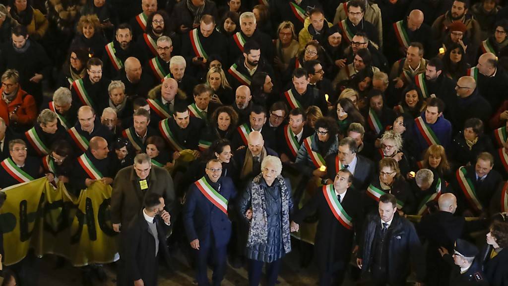 Rund 600 Bürgermeister aus verschiedenen italienischen Städten haben sich am Dienstagabend an einer Demonstration in Mailand mit der Holocaust-Überlebenden Liliana Segre (in der Bildmitte) solidarisiert. Die 89-Jährige hatte zuletzt wiederholt Morddrohungen erhalten.