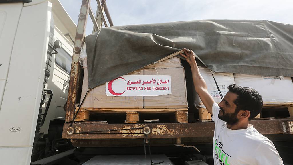 Lastwagen mit humanitärer Hilfe für den Gazastreifen fahren in Rafah aus Ägypten ein. Foto: Mohammed Talatene/dpa