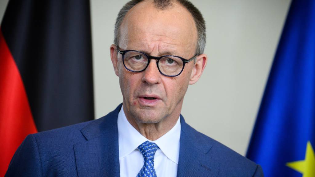 Bundeskanzler Friedrich Merz (CDU) äußert sich bei einer Pressekonferenz mit dem Ministerpräsidenten von Tschechien, Babis, nach ihrem Gespräch im Bundeskanzleramt. Foto: Bernd von Jutrczenka/dpa
