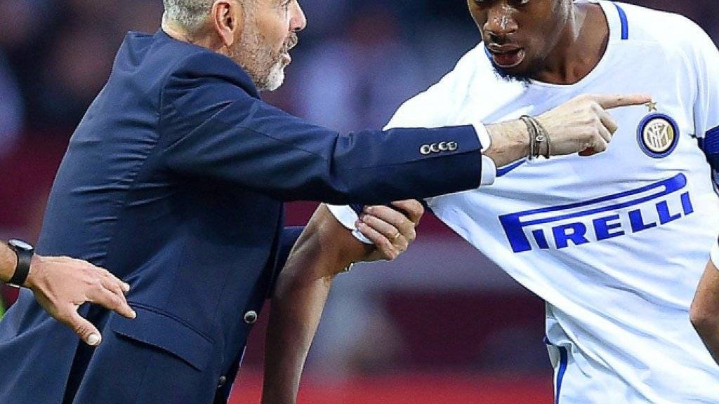 Inters Trainer Stefano Pioli gibt seinem 1:0-Torschützen Geoffrey Kondogbia Anweisungen