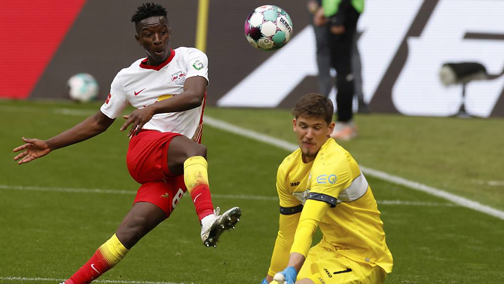 Gregor Kobel kann trotz mehrerer guter Paraden - hier wehrt der Schweizer gegen Amadou Haidara ab - die Niederlage des VfB Stuttgart gegen Leipzig nicht verhindern