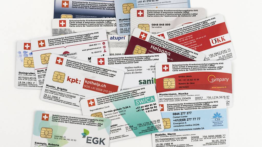 Karten verschiedener Krankenversicherungen: Die Prämienverbilligung soll in Obwalden früher erfolgen als heute. (Symbolbild)