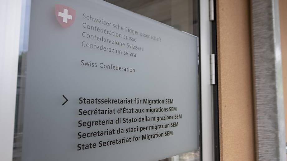 Das Staatssekretariat für Migration (SEM) will für die steigende Anzahl Asylsuchender Alternativen zu den derzeit ausgelasteten Zivilschutzanlagen suchen. (Archivbild)