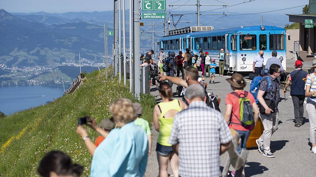 Ausflügler geniessen das sonnige Wetter auf Rigi-Kulm. (Archivbild)