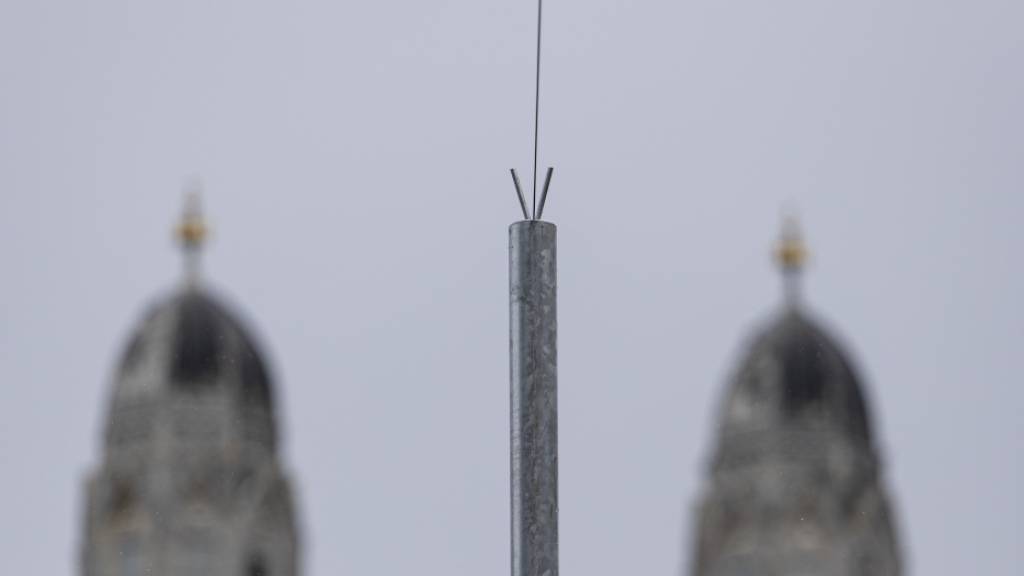 Ein Pfosten mit einem Nylonfaden vor dem Zürcher Grossmünster zeigt den Eruv auf. In diesem Gebiet können Jüdinnen und Juden am Sabbat eigentlich unerlaubte Dinge tun, wie Sachen tragen oder Kinderwagen schieben.