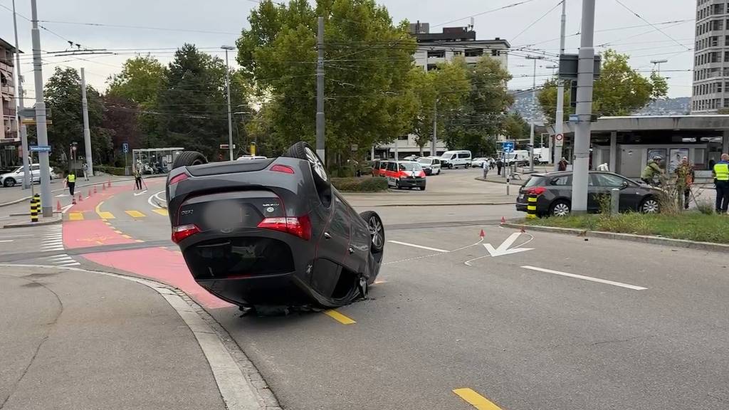 Auto überschlägt sich nach Unfall im Kreis 3 – zwei Personen verletzt