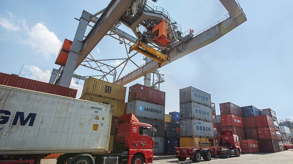 Container-Hafen in Basel-Kleinhüningen: Vor allem Schweizer Industrie- und Pharmaunternehmen hoffen nach der Aufhebung des Handelsembargos gegen Iran auf neue Wachstumsperspektiven (Archivbild).