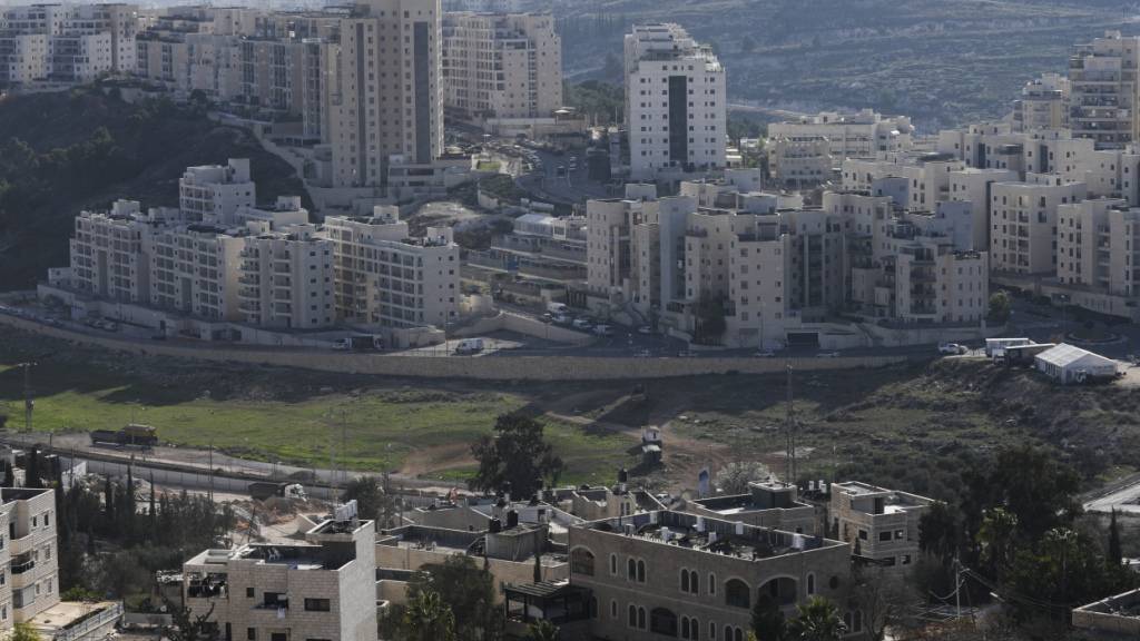 ARCHIV - Blick auf Har Homa, eine israelische Siedlung im Osten Jerusalems, die Israel als einen Teil seiner Hauptstadt betrachtet. Das UN-Menschenrechtsbüro in Genf hat die jüngsten israelischen Siedlungsaktivitäten in den besetzten palästinensischen Gebieten einschließlich Ost-Jerusalem scharf kritisiert. Foto: Mahmoud Illean/AP/dpa