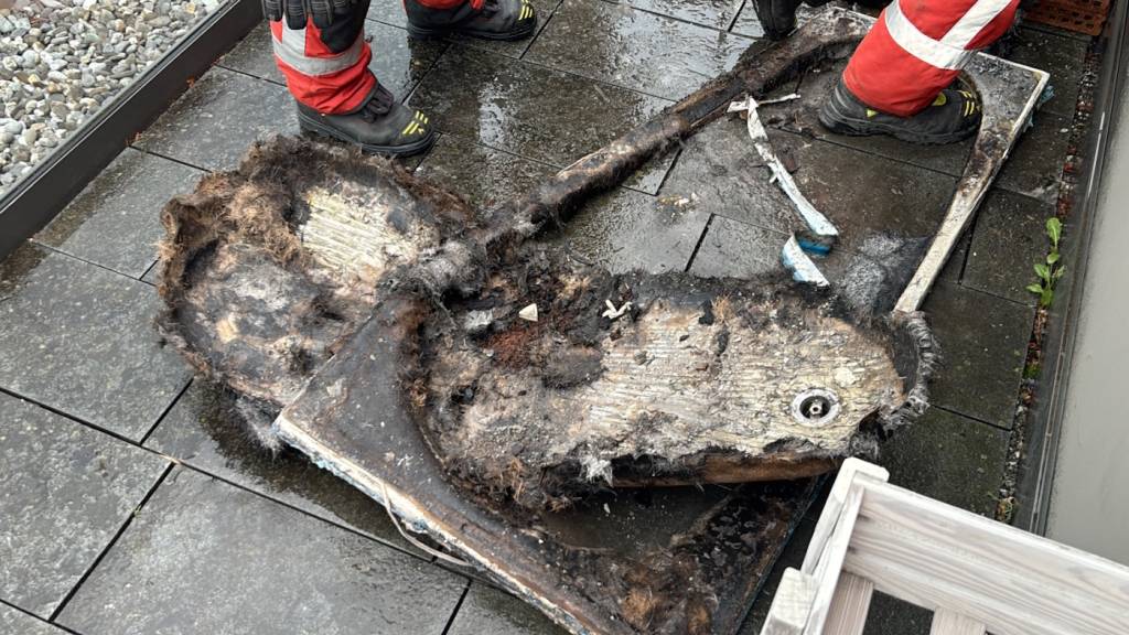 Im Bild die Überreste einer Kunststoff-Badewanne nach einem Badezimmer-Brand in Maienfeld.