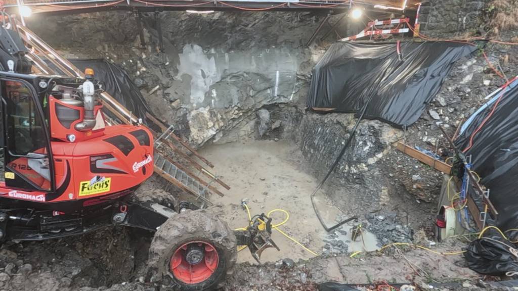 Meilenstein an der Axenstrasse - Durchbruch beim Entwässerungsstollen