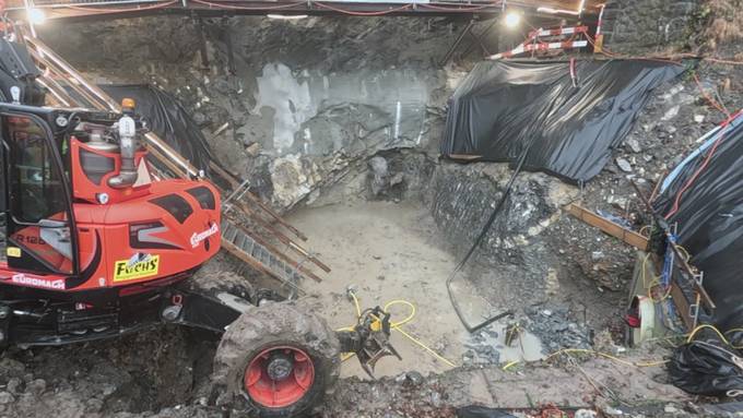 Meilenstein an der Axenstrasse - Durchbruch beim Entwässerungsstollen