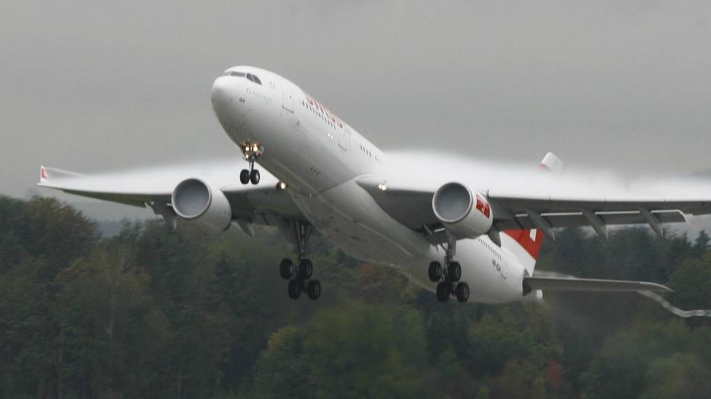 Unwetter zieht über Zürich – am Flughafen werden vier Flieger umgeleitet