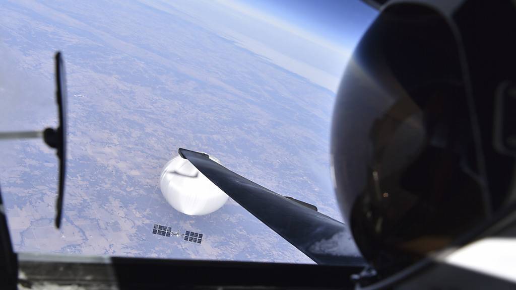 Ein Pilot der U.S. Air Force blickt auf den mutmasslichen chinesischen Überwachungsballon hin. Der Ballon hatte nach seiner Entdeckung tagelang grosse Teile der USA überflogen, auch Militäreinrichtungen.