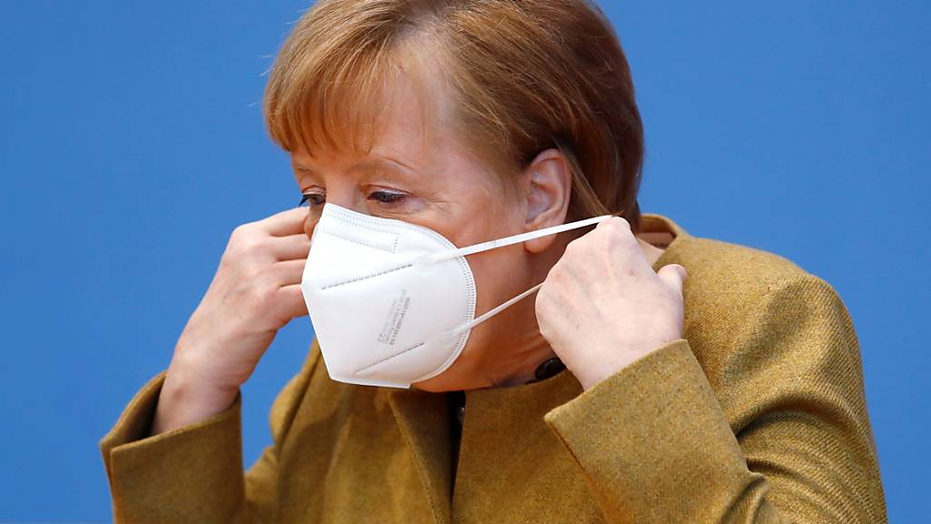 Bundeskanzlerin Angela Merkel (CDU) kommt mit einer Schutzmaske zu einer Pressekonferenz zur aktuellen Lage im Haus der Bundespressekonferenz.