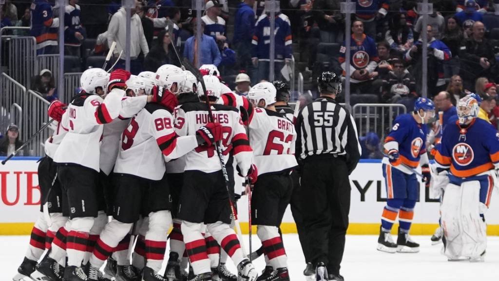 Die Spieler der New Jersey Devils bejubeln den Siegtreffer in der Verlängerung
