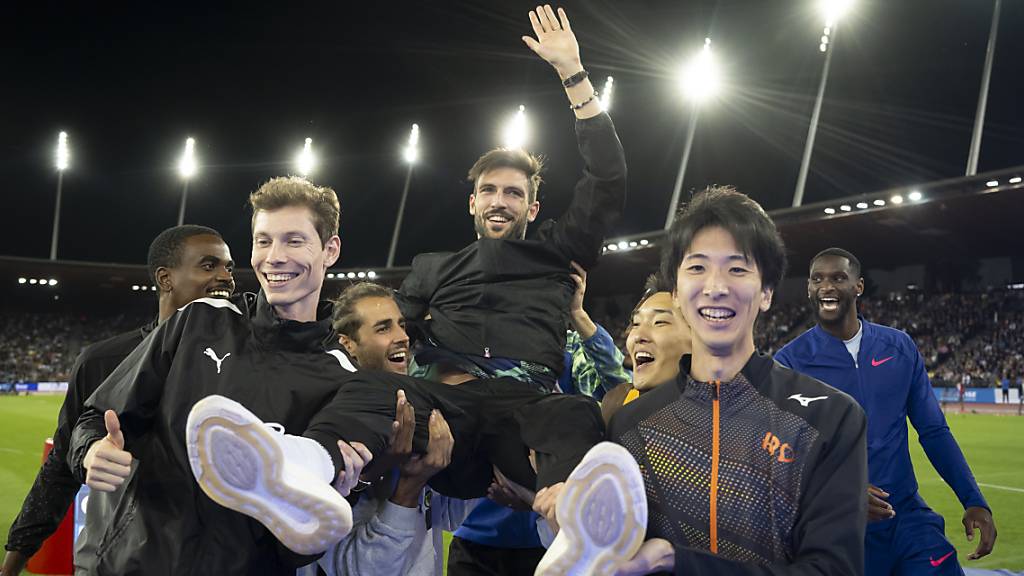 Loïc Gasch wird nach dem letzten Wettkampf seiner Karriere bei Weltklasse Zürich von seinen Konkurrenten auf Händen getragen