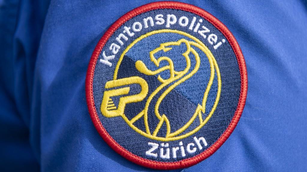 Ein ehemaliger Zürcher Kantonspolizist steht am Dienstag in Affoltern vor Gericht. Er soll Geld aus einem Haus gestohlen haben, in dem zuvor ein Mann seine Ehefrau und sich selbst tötete. (Symbolbild)