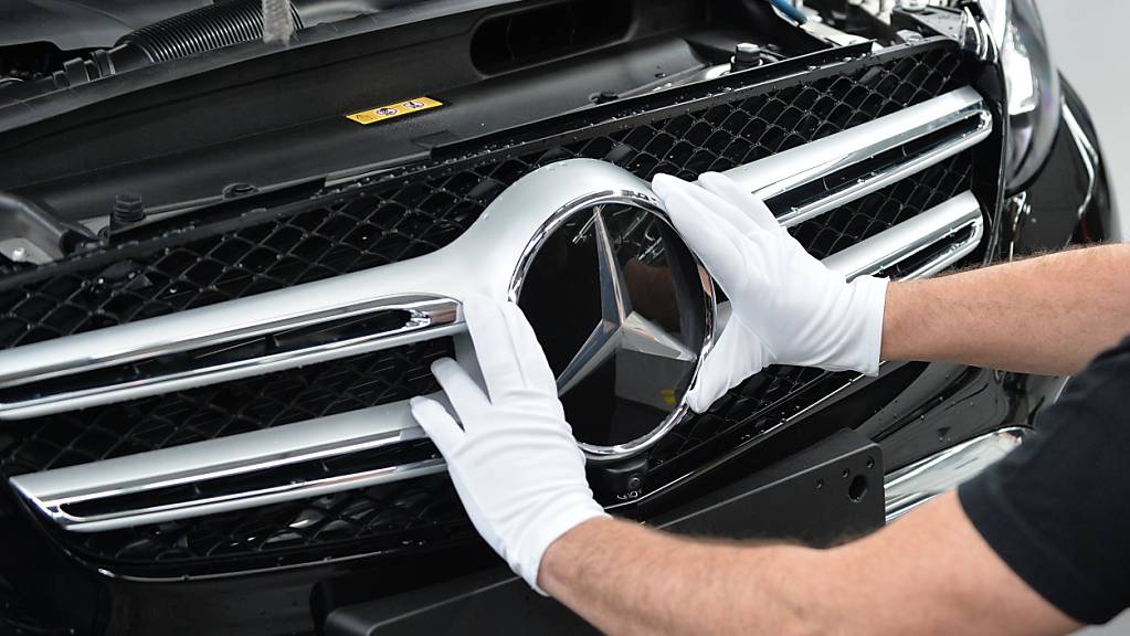 Die Nachfrage steigt, das Angebot hinkt hinterher: Der Chipmangel bremst den Automobilhersteller Mercedes-Benz aus. (Archivbild)